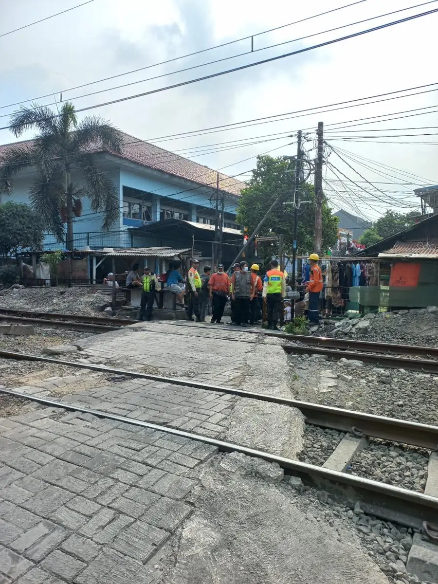 Lansia Tewas Tertemper KRL di Tebet, Sempat Duduk di Pos Pelintasan Sebidang